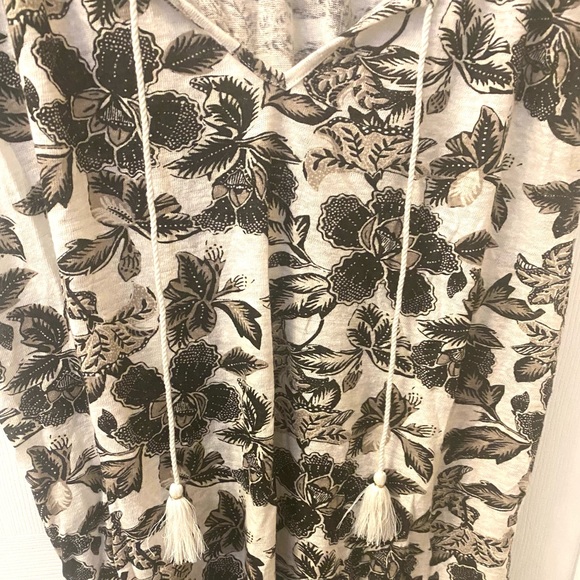 Old Navy Black and White Floral Blouse - Picture 3 of 4